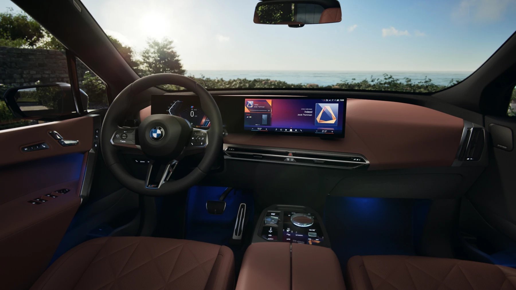 มอเตอร์ไฟฟ้า 2 ตัวขับเคลื่อน 4 ล้อ (xDrive) ให้กำลังรวมสูงสุด 300 กิโลวัตต์ (408 แรงม้า) แรงบิดสูงสุด 700 นิวตันเมตร เร่ง 0-100 กม./ชม. ใน 5.1 วินาที ความเร็วสูงสุด 200 กม./ชม. วิ่งได้ไกลสุด 602 กม. ตามมาตรฐาน WLTP (490-602 กม. ขึ้นกับสภาพการขับขี่) อัตราการใช้พลังงานแบบผสม 21.8 กิโลวัตต์ชั่วโมง/100 กม.