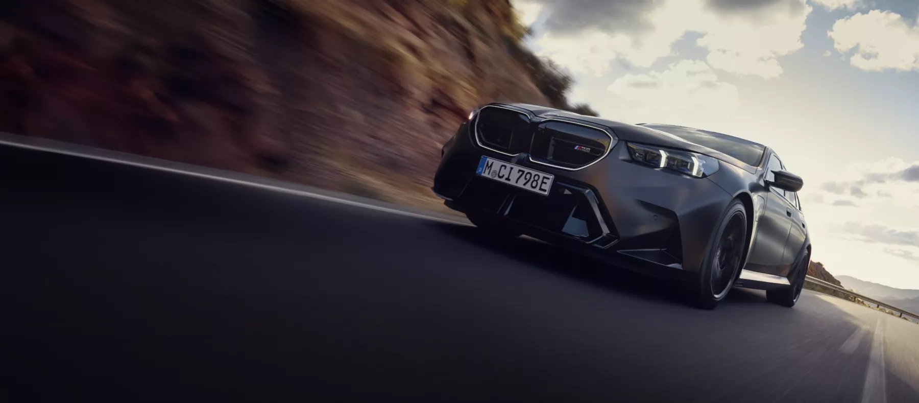 BMW M5 รีวิว: ซีดาน/ทัวริ่งปลั๊กอินไฮบริด กำลังรวม 727 แรงม้า เร่ง 0-100 ใน 3.6 วินาที