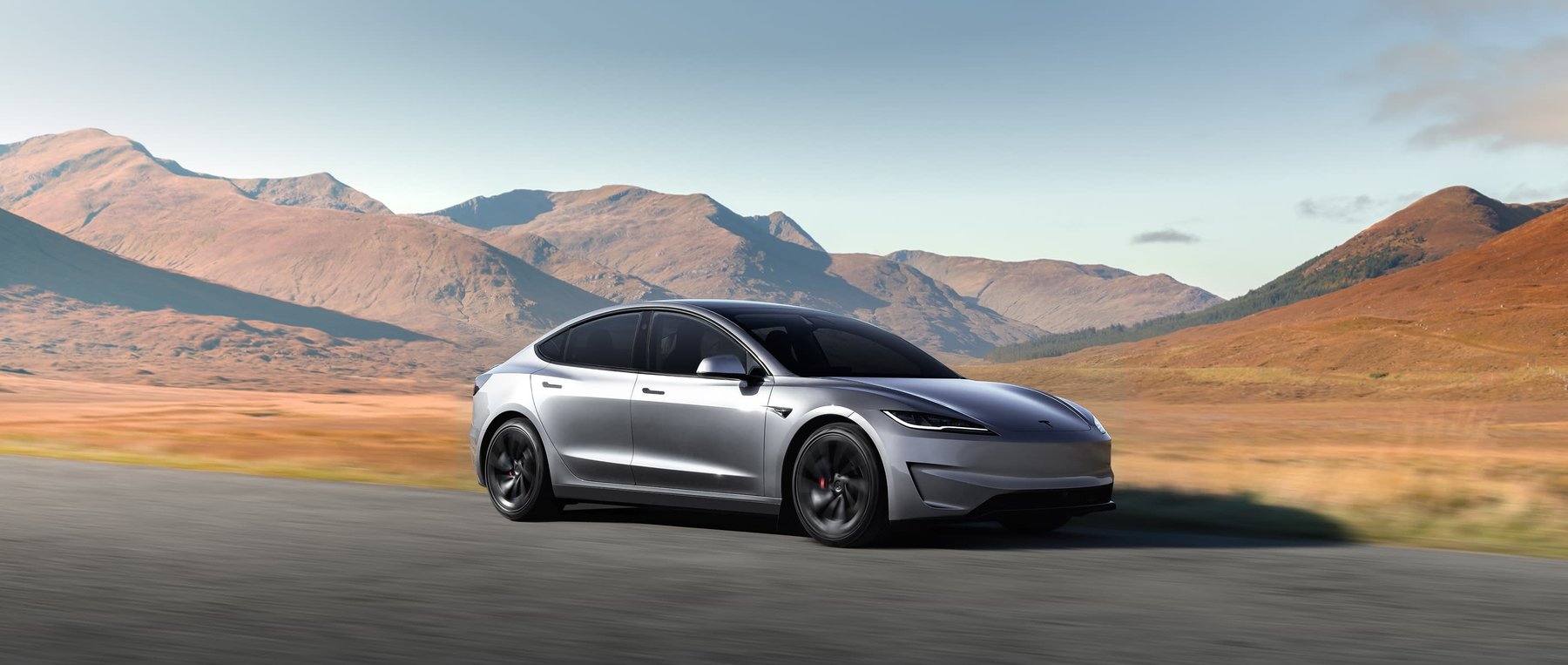 ส่วนรุ่นท็อป Performance เปลี่ยนมาใช้มอเตอร์คู่ขับเคลื่อน 4 ล้อ ทำอัตราเร่ง 0-100 กม./ชม. ได้ใน 3.1 วินาที (ไม่รวมระยะเหยียบคันเร่งเริ่มต้น) เร็วกว่ารุ่น Premium ถึงกว่า 2 วินาที แลกมาด้วยระยะทางที่ลดลงเหลือ 571 กม. (WLTP) น้ำหนักเพิ่มเป็น 1,861 กก. จากมอเตอร์ที่สองและล้อ Warp ขนาด 20 นิ้วที่หนักกว่าเดิม ระยะห่างจากพื้นลดลงเหลือ 128 มม. (เตี้ยลงเพื่อการทรงตัวที่ดีขึ้นในความเร็วสูง)