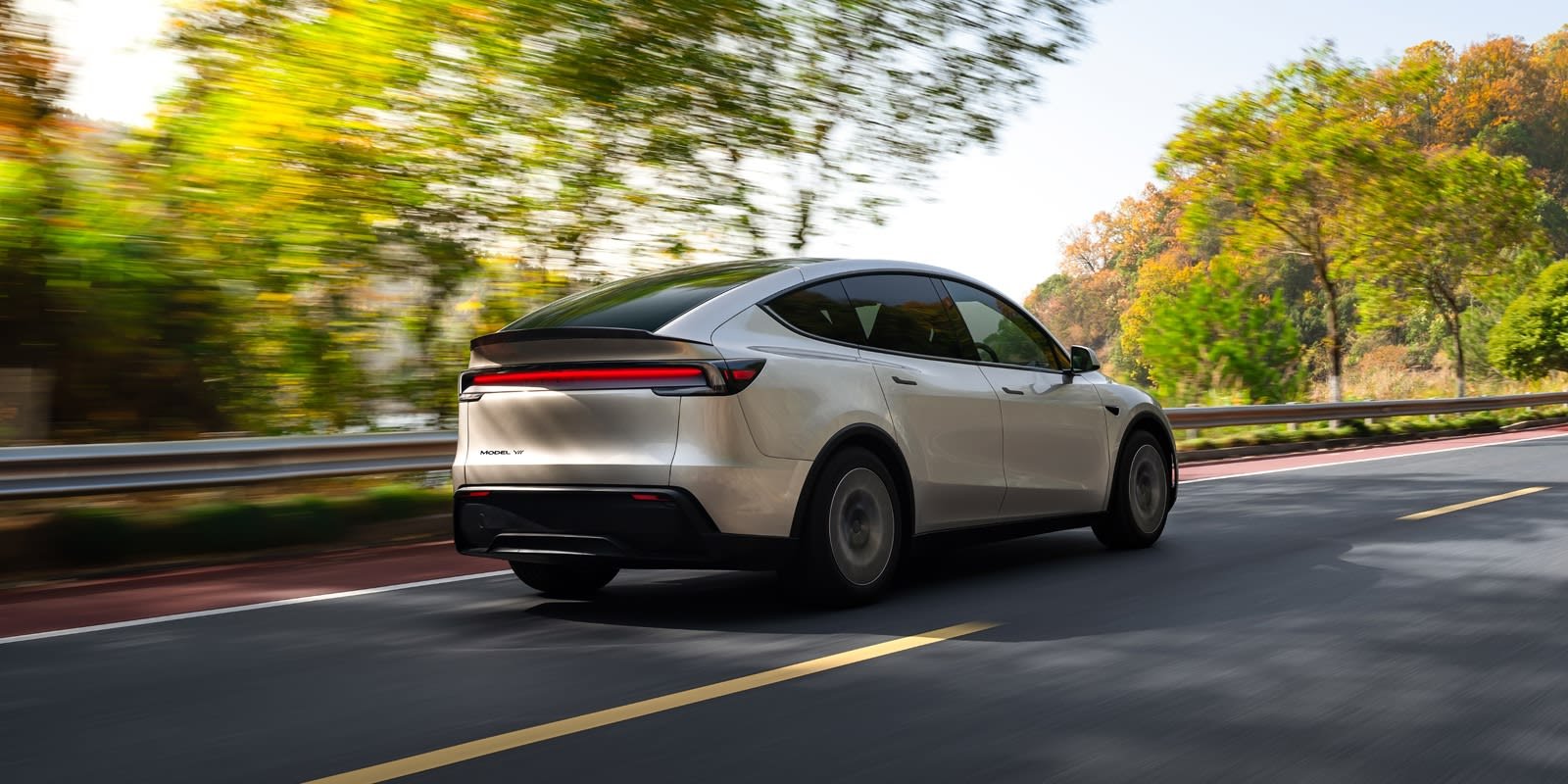 ส่วน Model Y L Premium (ราคา 1,999,000 บาท) คือตัวถังยาวพิเศษ ขับเคลื่อน 4 ล้อ วิ่งได้ 681 กม. (WLTP) อัตราเร่งไวสุดในกลุ่มที่ 5.0 วินาที มาพร้อมเบาะสปอร์ตปรับไฟฟ้าพร้อมฟังก์ชันยืดรองต้นขา ระบบกันสะเทือนปรับความหน่วงได้แบบต่อเนื่อง (continuously variable damping) พร้อมโหมดขับขี่หลายแบบ ระบบเสียงอัปเกรดเป็นลำโพง 18 ตัวพร้อมซับวูฟเฟอร์ ล้อ Machina 2.0 ขนาด 19 นิ้ว