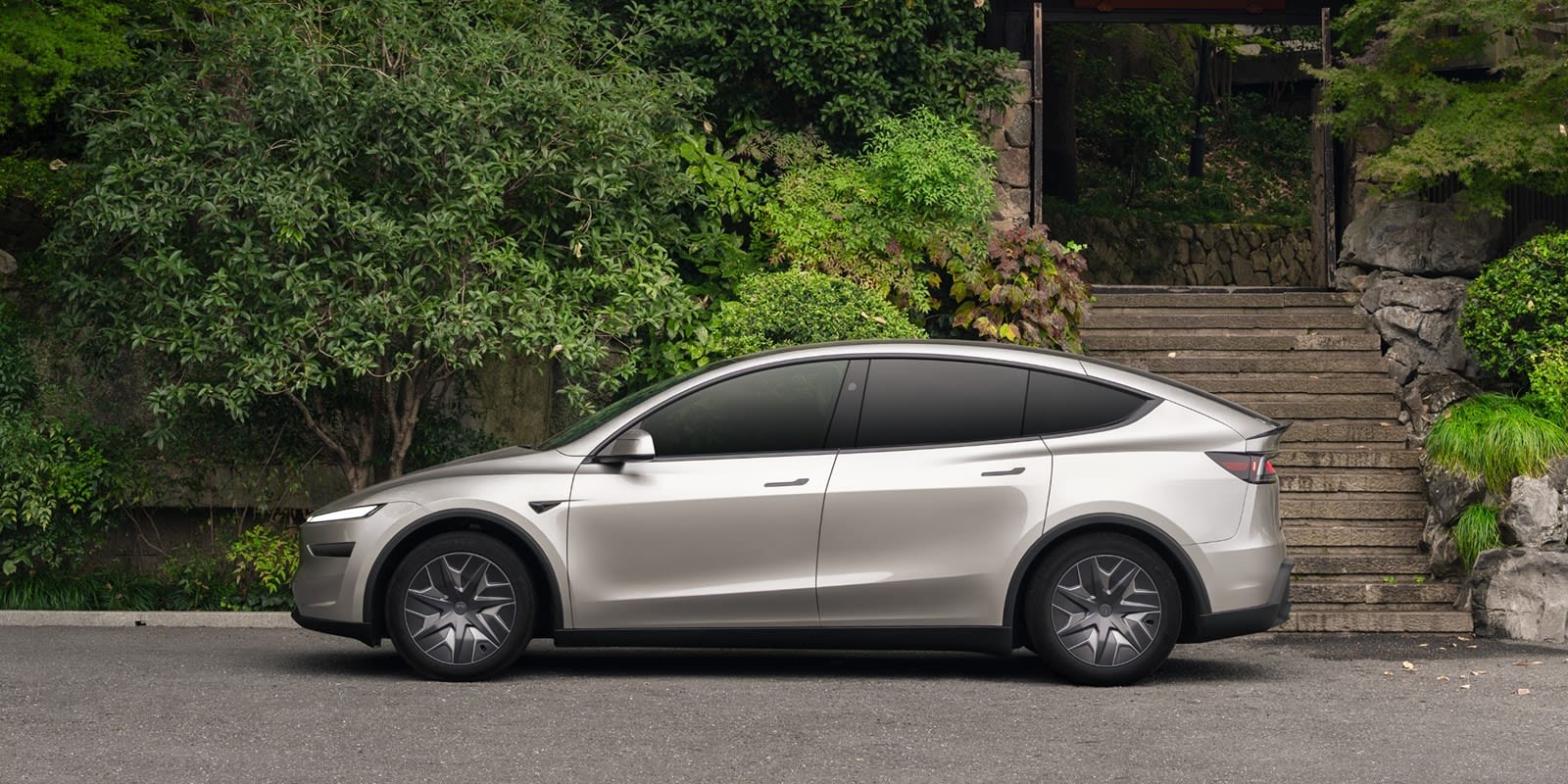 Model Y Premium (ราคา 1,719,000 บาท) รุ่นเริ่มต้น วิ่งได้ประมาณ 488 กม. อัตราเร่ง 0-100 กม./ชม. ใน 5.9 วินาที เสียงลำโพง 9 ตัว ล้อ Crossflow 19 นิ้ว (เลือกอัปเกรดเป็นล้อ Helix 20 นิ้วได้) — Model Y Premium (Long Range) ราคา 1,849,000 บาท วิ่งไกลขึ้นเป็น 691 กม. อัตราเร่งไวขึ้นเป็น 5.6 วินาที น้ำหนัก 1,901 กก. พื้นที่เก็บสัมภาระ 2,138 ลิตร จอหน้า 16 นิ้ว คู่กับจอผู้โดยสารด้านหลัง 8 นิ้ว