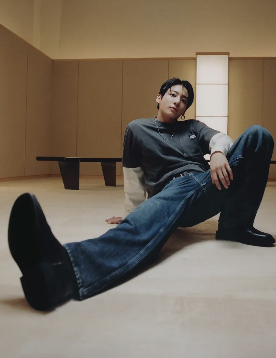 สรุปสั้นๆ: ปีนี้ Calvin Klein ขายเดนิมด้วยความรู้สึกมากกว่าสเปก ใส่แล้วขยับได้เต็มที่ และมี Jung Kook เป็นตัวพิสูจน์ ถ้ากำลังหายีนส์ตัวใหม่สำหรับหน้าหนาวที่กำลังมา สองทรงนี้เป็นจุดเริ่มต้นที่น่าลอง