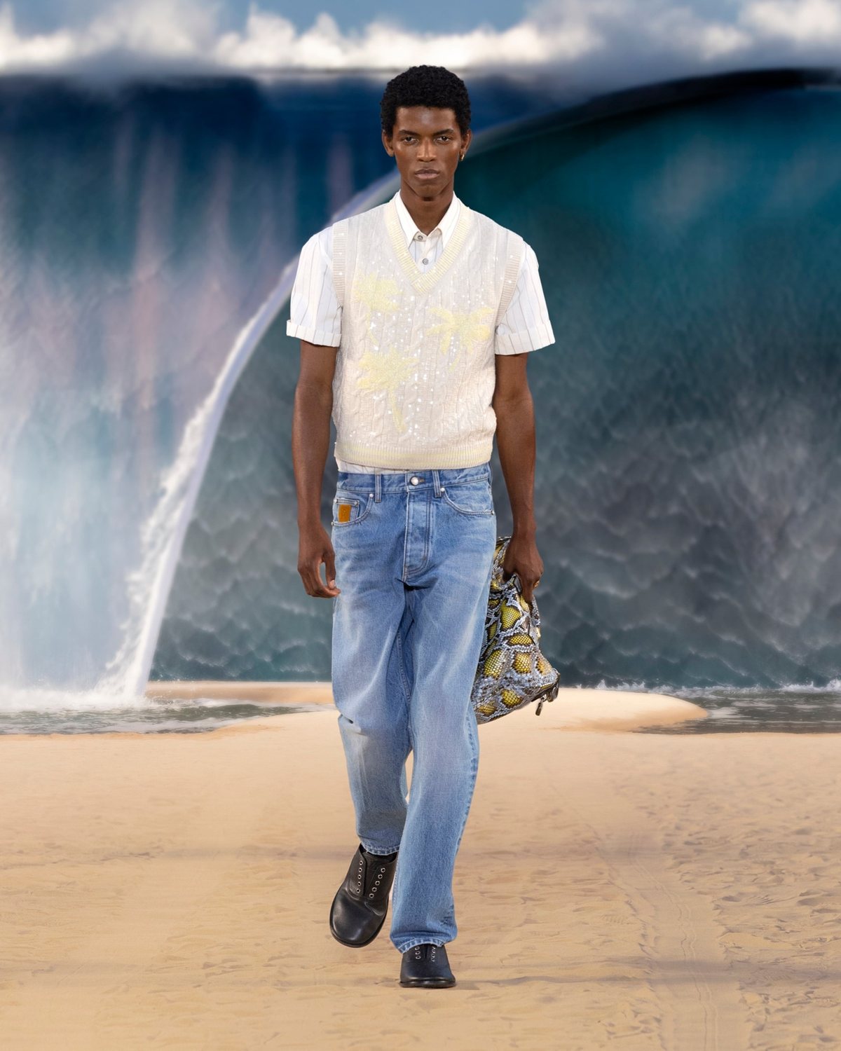 Look 050: เสื้อกั๊กคอวีถักลายเปียสีครีมมีลายปาล์มสีเหลืองอ่อนและประกายคล้ายเลื่อม ซ้อนเชิ้ตแขนสั้นลายริ้ว ใส่กับยีนส์สีฟ้าอ่อนทรงตรง รองเท้าหนังหัวมนสีดำ และกระเป๋าลายคล้ายหนังงูสีเหลืองฟ้า หวานแต่ไม่เกินไป เพราะยีนส์เรียบช่วยถ่วงให้ใส่จริงได้ เสื้อแขนสั้นกับยีนส์ใส่ในไทยได้ แต่กั๊กถักน่าจะร้อน