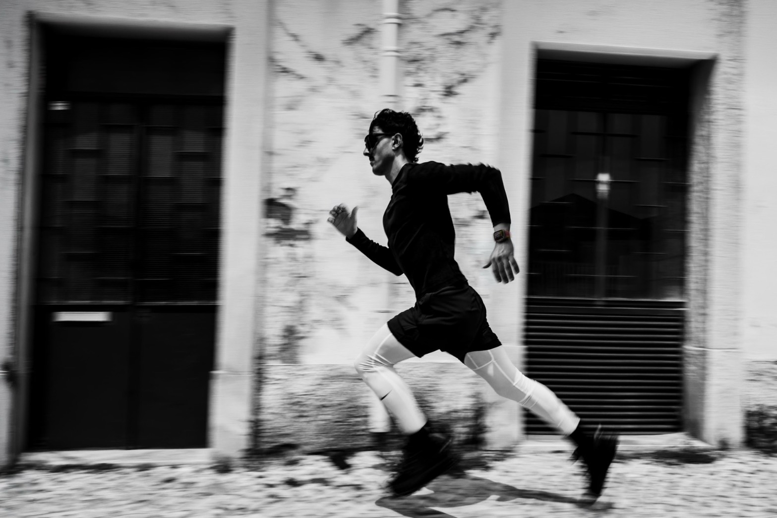 • Max Extended Workout mode lasts up to 45 hours — enough for a 100-mile ultramarathon (all these battery figures come from Apple's own testing; real-world use may differ by user habits)