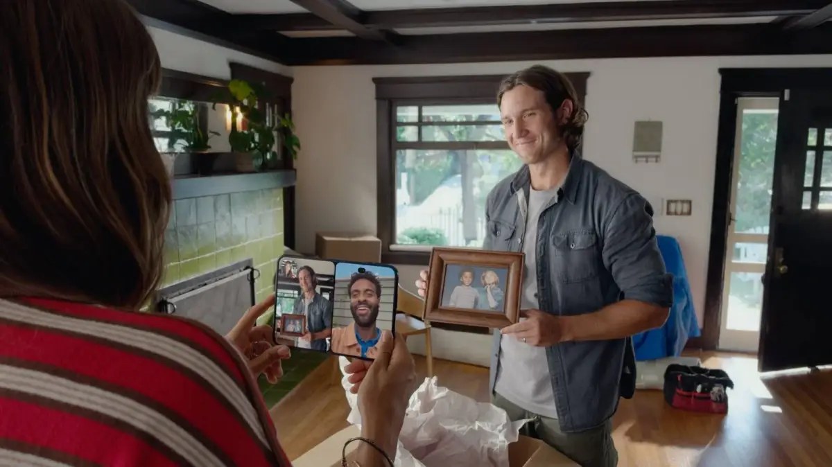 Duo FaceTime lets a friend sitting next to you join a video call on the outer screen while you use the inner one — no passing the phone around or crowding over a small display.