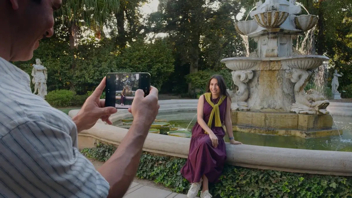 Duo Preview shows the live camera preview on both screens at once, so the person being photographed can see themselves and adjust their pose before the shutter fires.