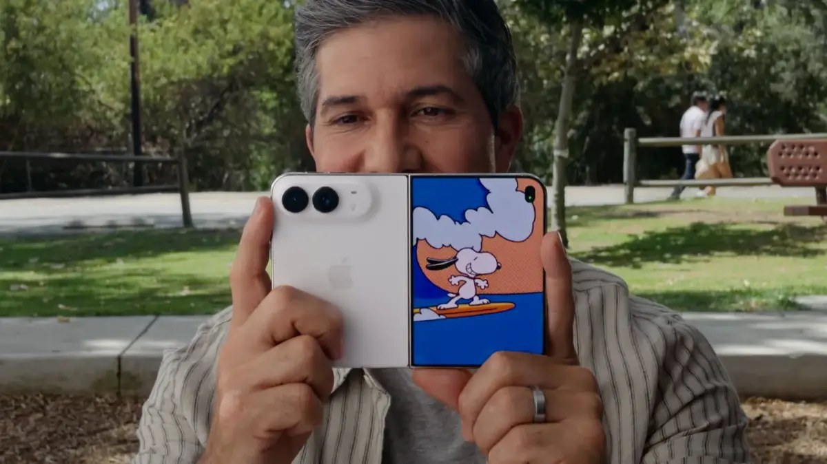 Kid Cue is for every parent who never gets the whole family looking the same way: the outer screen plays cute Peanuts animations to draw a child's eyes to the camera.