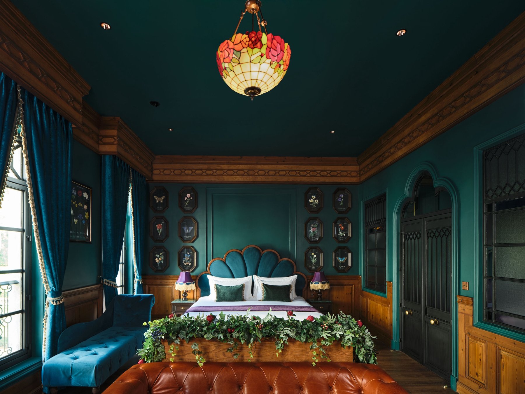 Maison Mystique ที่เขาใหญ่ เอาบรรยากาศโลกภาพยนตร์มาใส่ในบูทีกโฮเทลไทย ด้วยอาคารสีขาวโดดเด่นกับงานตกแต่งแรงบันดาลใจยุโรปคลาสสิก ห้องพักแต่ละห้องมีคาแรกเตอร์ของตัวเอง โทนสีอัญมณี เฟอร์นิเจอร์กำมะหยี่ และมีทั้ง The Vivarium Dining Room, Bar Mystère และ The Emerald Library Bar